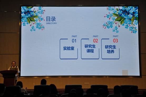 白板上写着字描述已自动生成